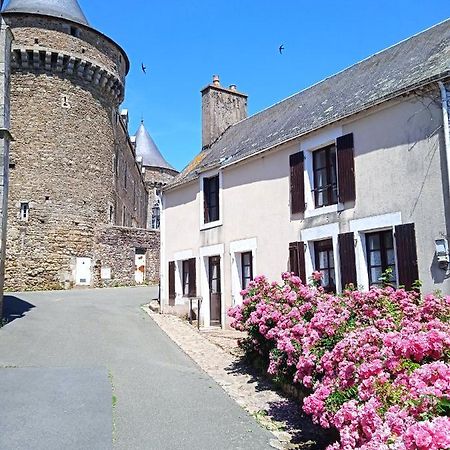 Charming Detached 2 Bedroom Ancient House In Medieval Quarter Of A Small Town In The Pays De La Loire, France Sille-le-Guillaume Bagian luar foto