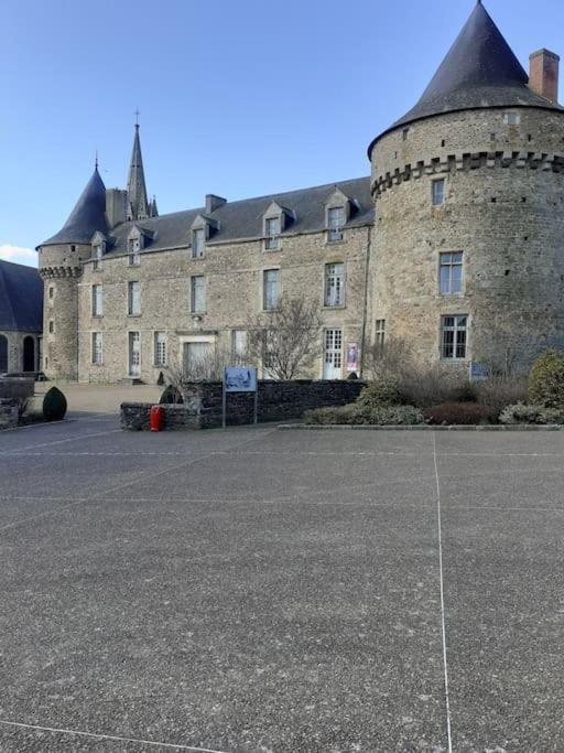 Charming Detached 2 Bedroom Ancient House In Medieval Quarter Of A Small Town In The Pays De La Loire, France Sille-le-Guillaume Bagian luar foto