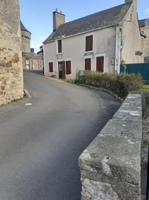 Charming Detached 2 Bedroom Ancient House In Medieval Quarter Of A Small Town In The Pays De La Loire, France Sille-le-Guillaume Bagian luar foto