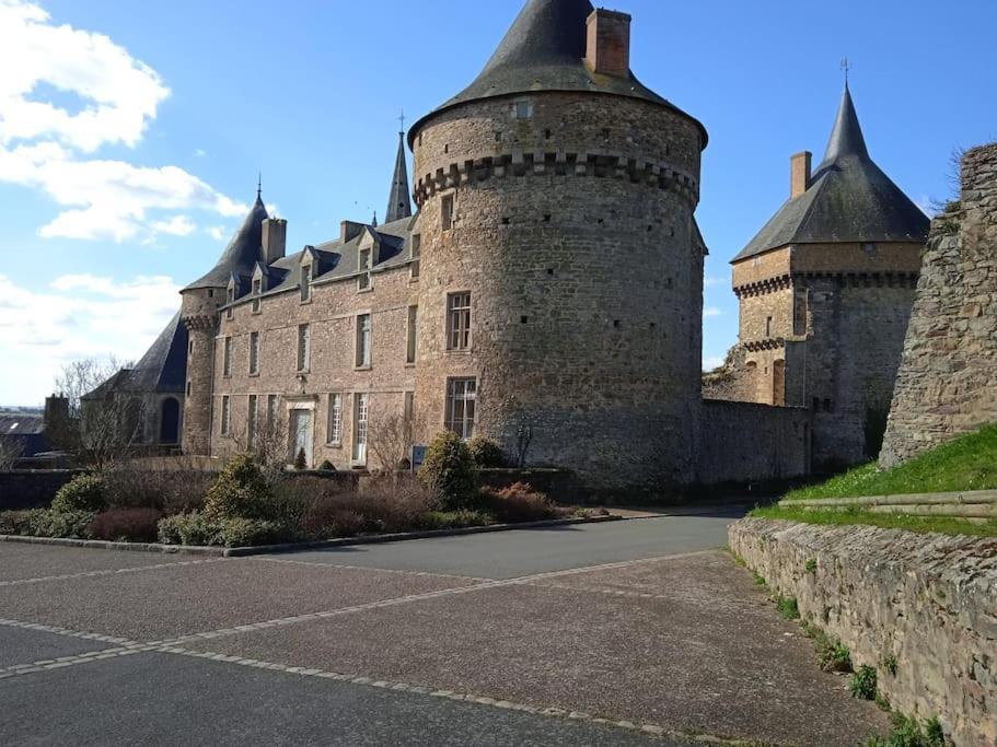 Charming Detached 2 Bedroom Ancient House In Medieval Quarter Of A Small Town In The Pays De La Loire, France Sille-le-Guillaume Bagian luar foto