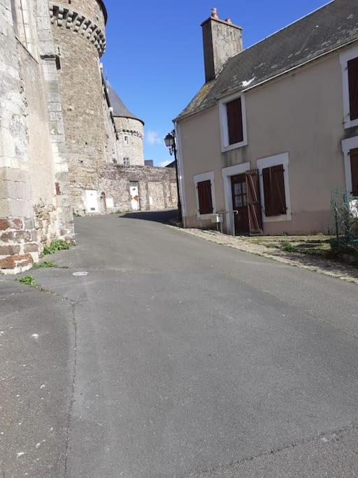 Charming Detached 2 Bedroom Ancient House In Medieval Quarter Of A Small Town In The Pays De La Loire, France Sille-le-Guillaume Bagian luar foto