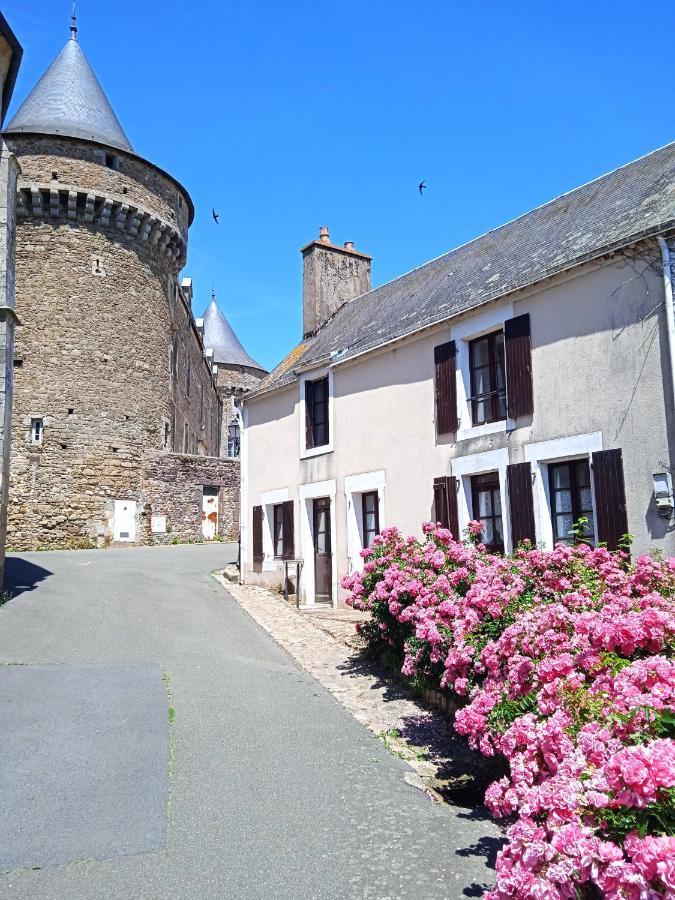 Charming Detached 2 Bedroom Ancient House In Medieval Quarter Of A Small Town In The Pays De La Loire, France Sille-le-Guillaume Bagian luar foto