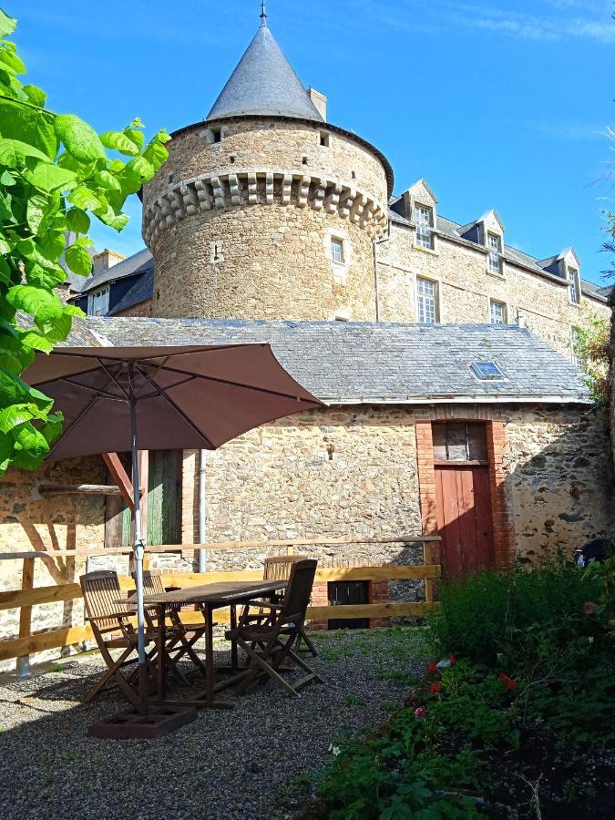 Charming Detached 2 Bedroom Ancient House In Medieval Quarter Of A Small Town In The Pays De La Loire, France Sille-le-Guillaume Bagian luar foto
