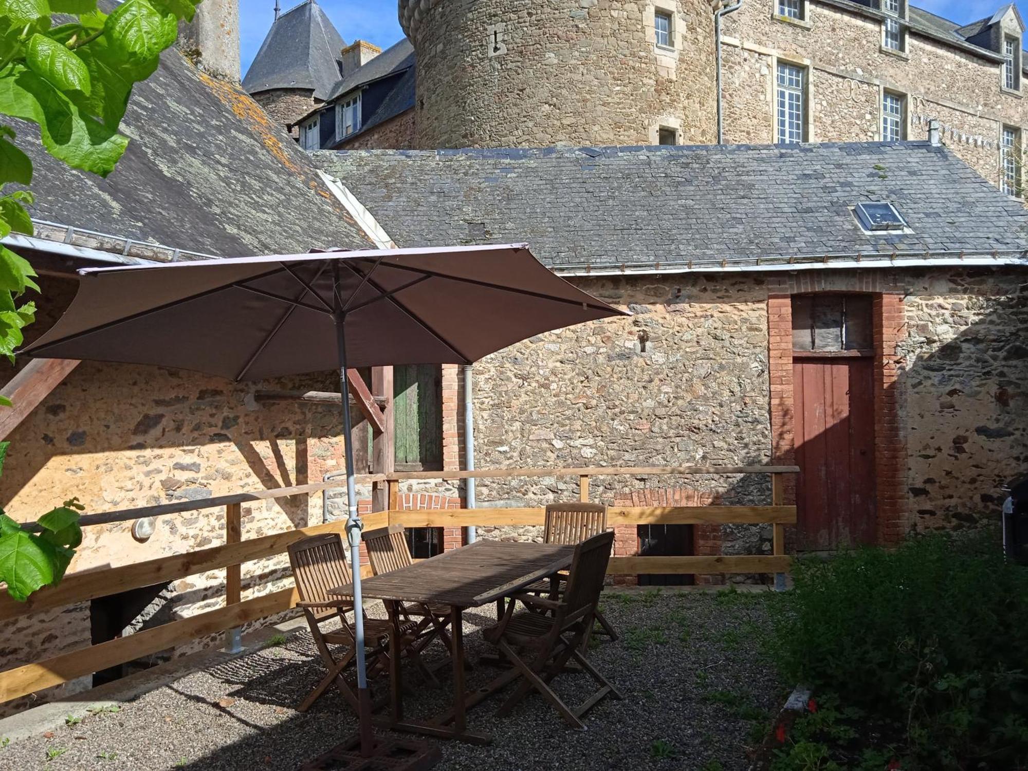 Charming Detached 2 Bedroom Ancient House In Medieval Quarter Of A Small Town In The Pays De La Loire, France Sille-le-Guillaume Bagian luar foto